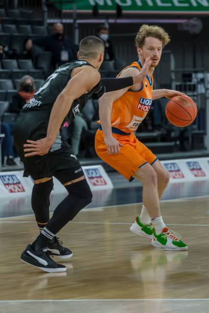 虽然备受瞩 虽然备受瞩